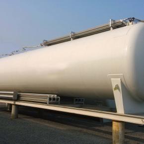 Horizontal cryogenic storage tank